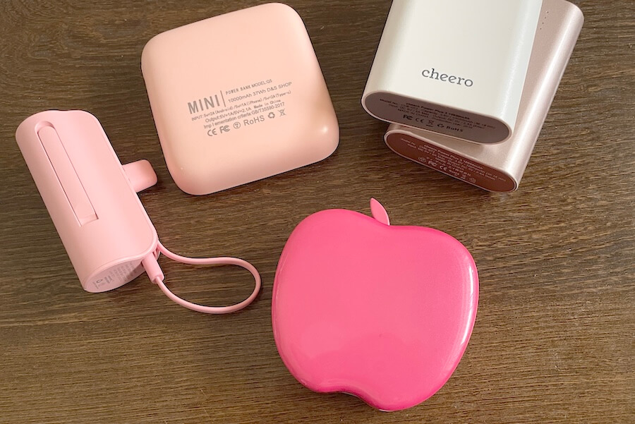 モバイルバッテリーが複数個並んでいる。容量についての表示があるものとないものがある