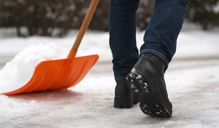 滑らない冬靴の選び方・気をつけること　金属スパイクは作業向き