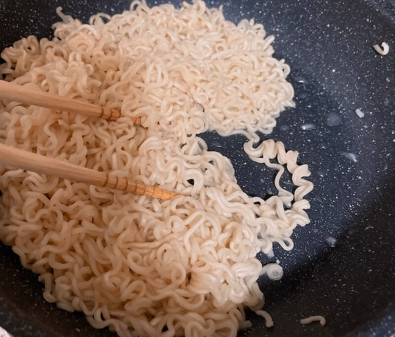 「やきそば弁当」が袋麺に! 炒めてみた