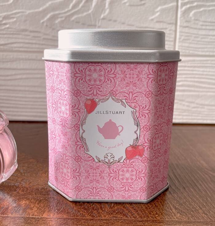 パッケージの缶｜ジルスチュアート ストロベリー＆ティー オードトワレ