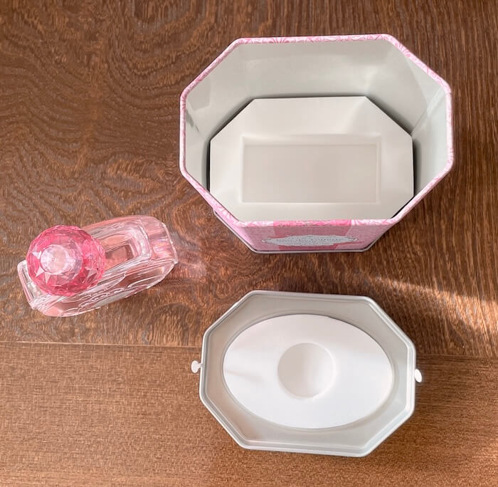 パッケージの缶｜ジルスチュアート ストロベリー＆ティー オードトワレ