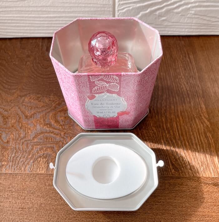 パッケージの缶｜ジルスチュアート ストロベリー＆ティー オードトワレ