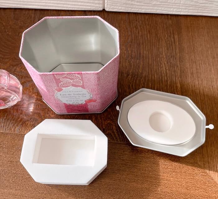 パッケージの缶｜ジルスチュアート ストロベリー＆ティー オードトワレ